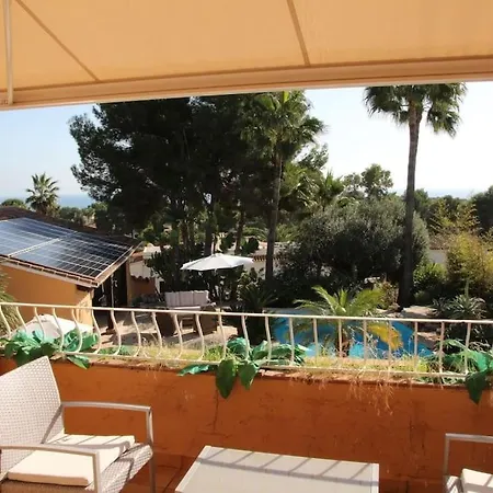 With Pool And Summer Kitchen فيلة